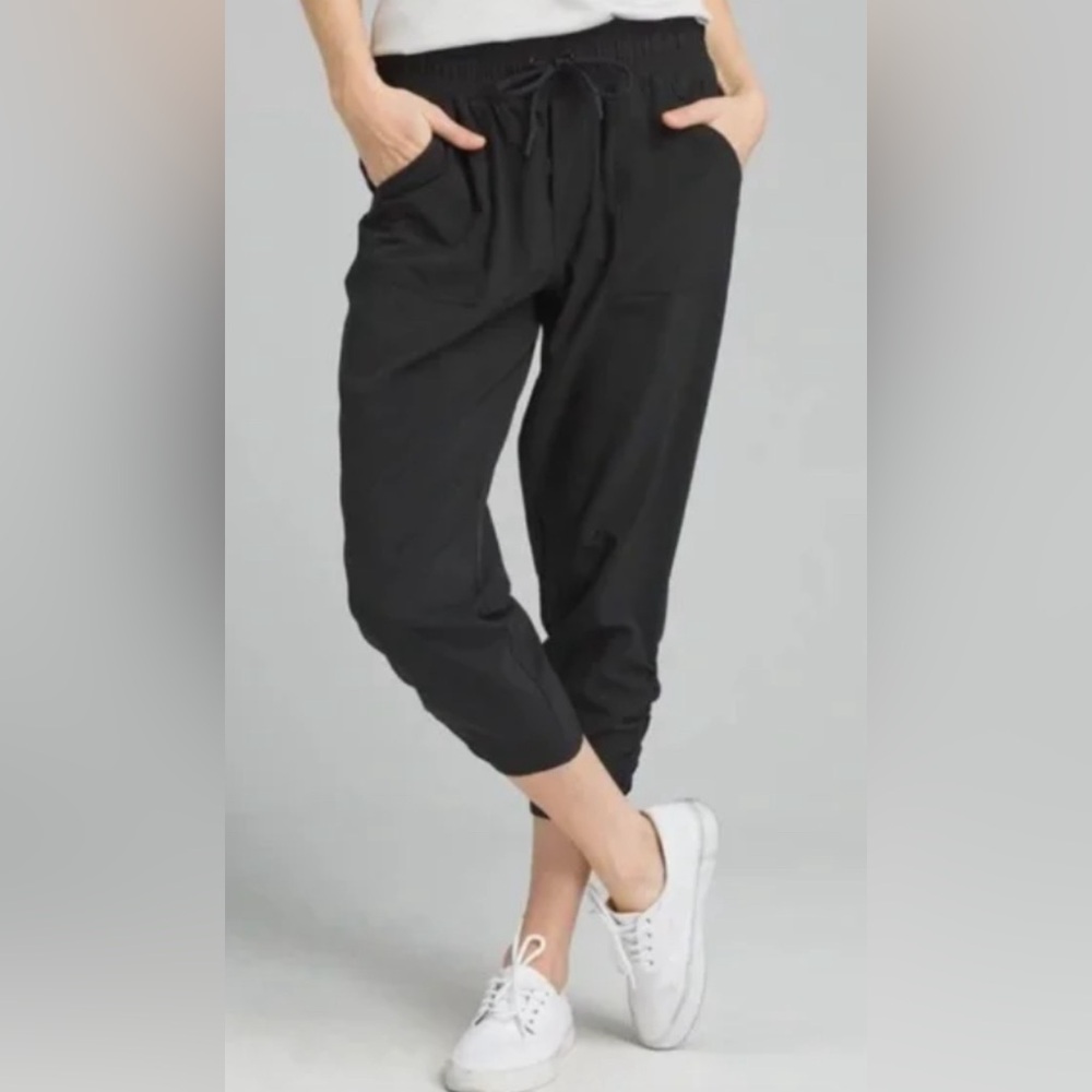 Prana Lightweight Cropped Jogger in Like New Condition! Cinches up at ankle.